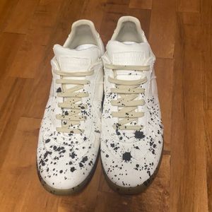 White canvas black spltr